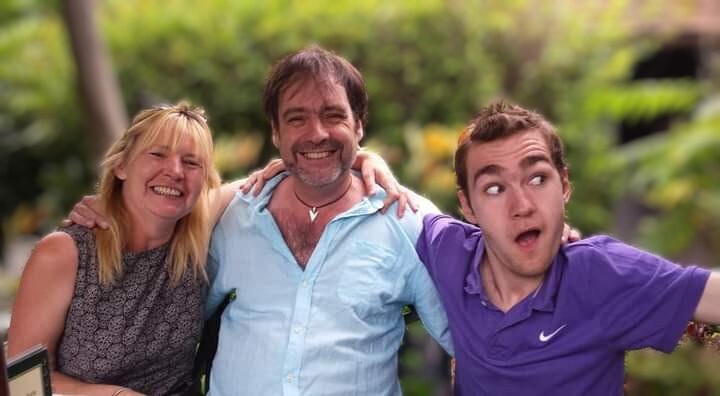 Family hugging and smiling | Growing older with CF